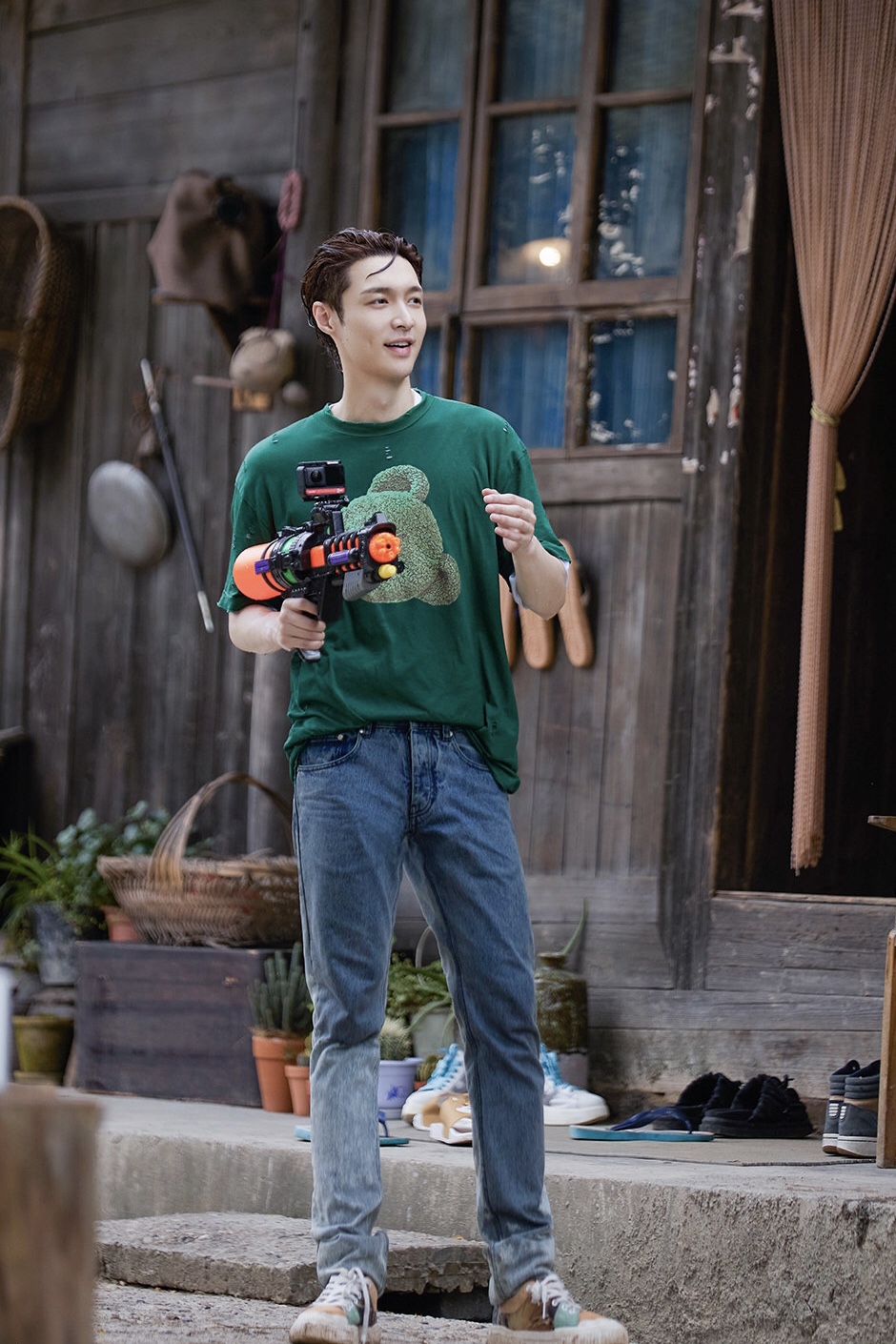张艺兴为向往的生活创作歌曲吹牛皮蘑菇屋欢声笑语不断