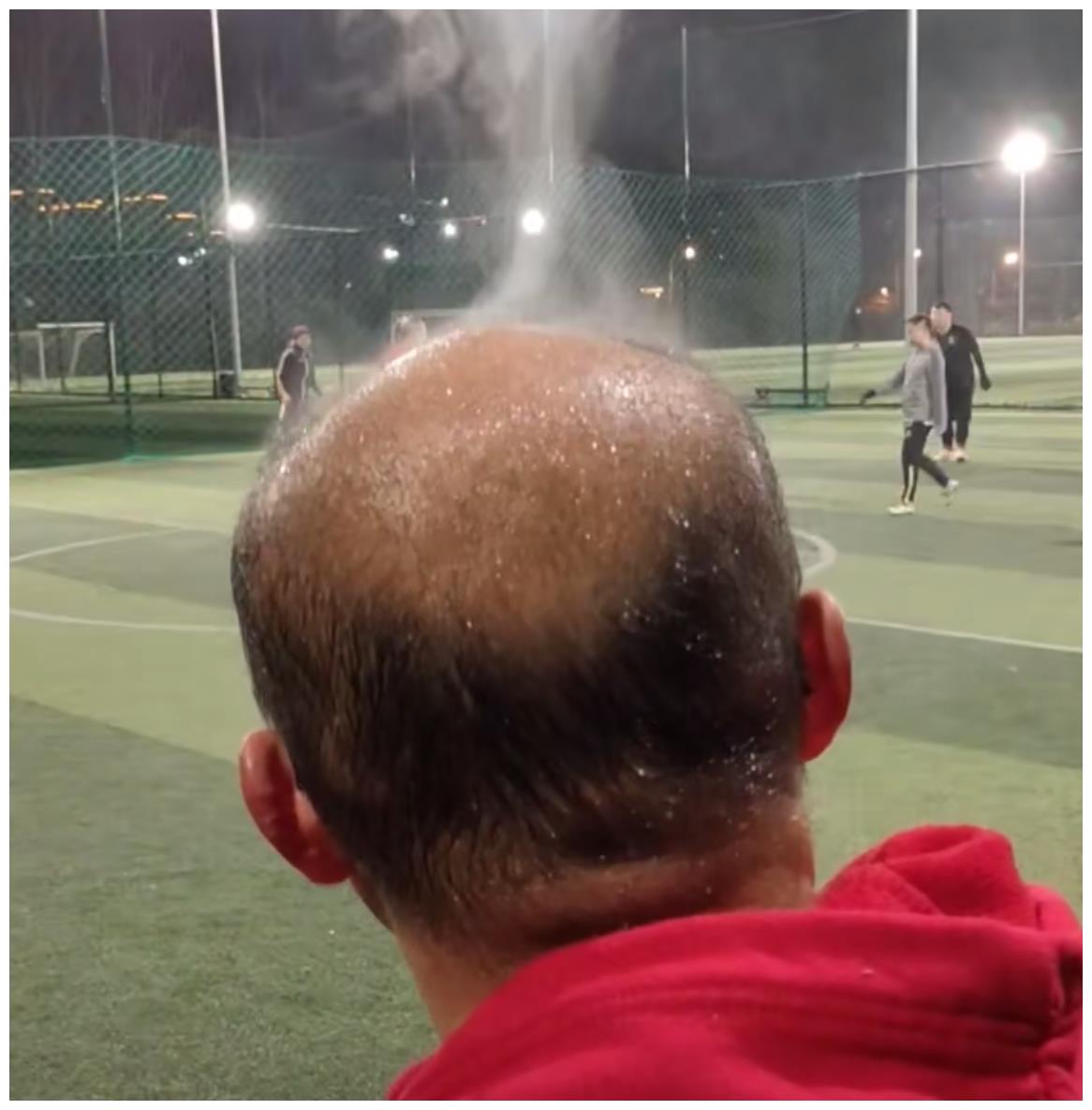 江苏一大爷冬天踢足球,头冒热气,网友:趁热吃毛蛋|毛蛋|大爷|热气