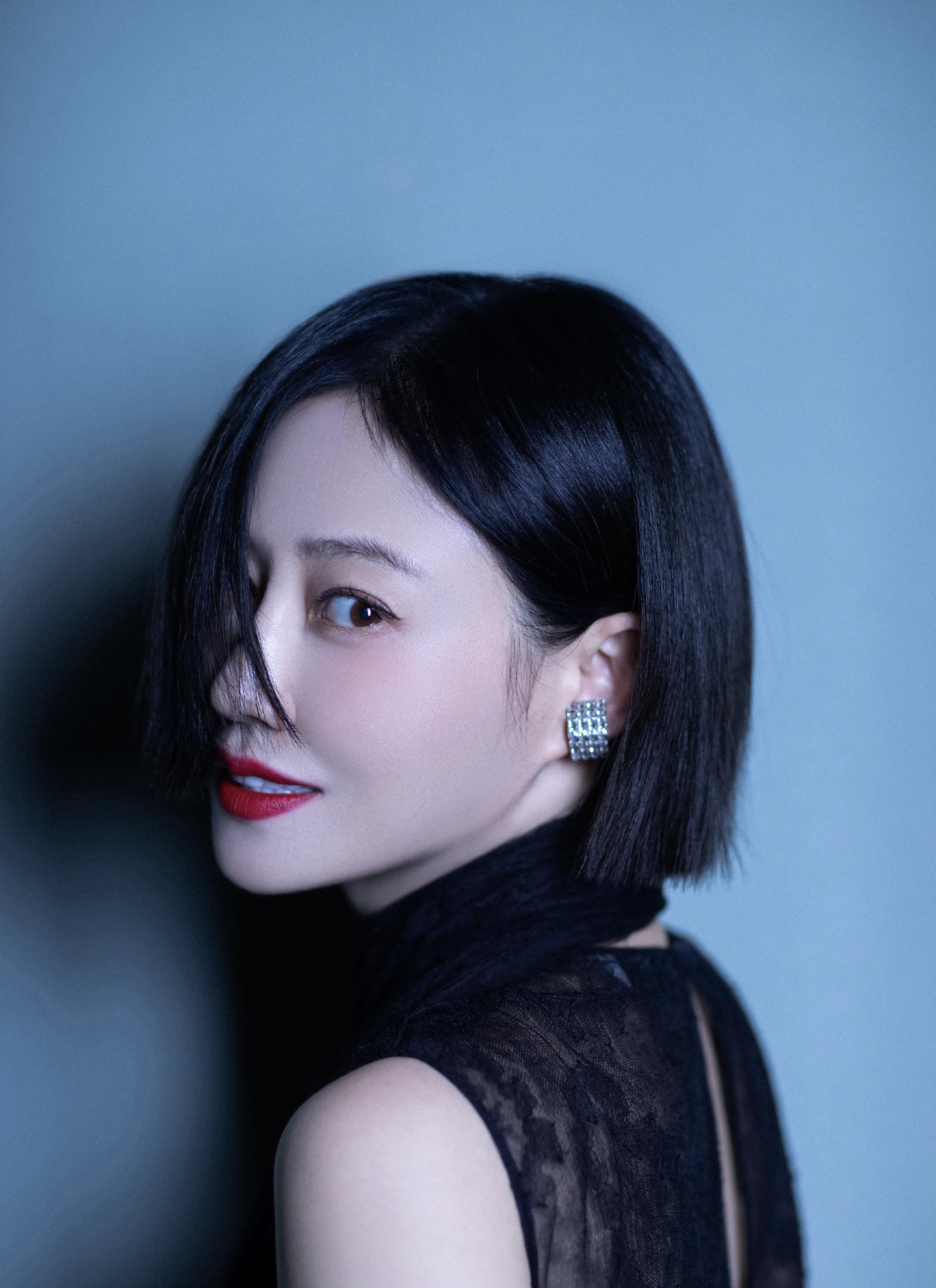 谭卓大牌代言时尚魅惑卡其色丝光风衣女人味十足再现高贵妃