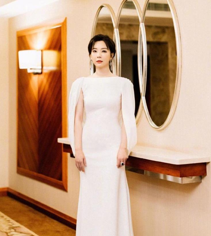 陈数穿白色露背连衣裙,高级不失优雅,气质温柔也太好看了|陈数|衣服
