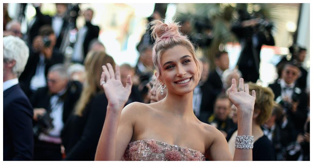 海莉在结婚纪念日之后,在无名指上刺上丈夫的名字,感情羡煞旁人