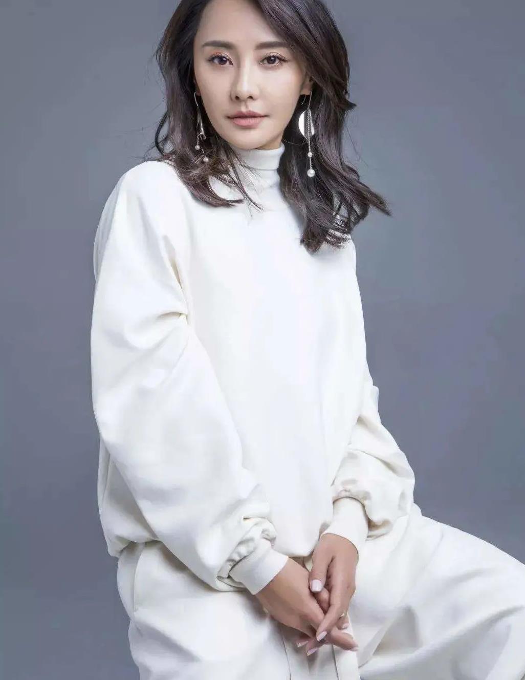 吴奇隆前妻原来这么美,穿简约休闲装优雅随性,不像"奔五"女人_高清