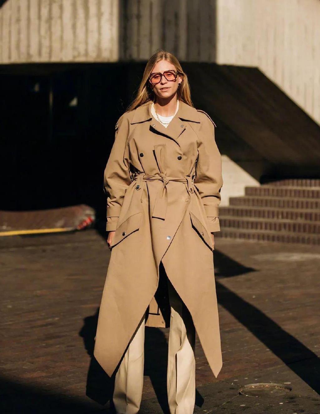 陈数不愧是"大牌脸",穿风衣配棒球帽真时髦,四十岁女人该学学