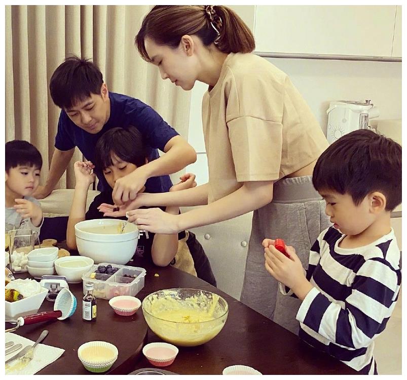 林志颖晒全家出游照,细节暴露陈若仪很孝顺