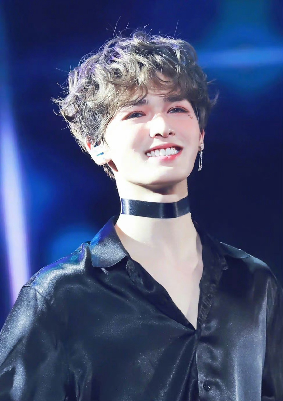 卷发是男明星千篇一律发型里的惊喜