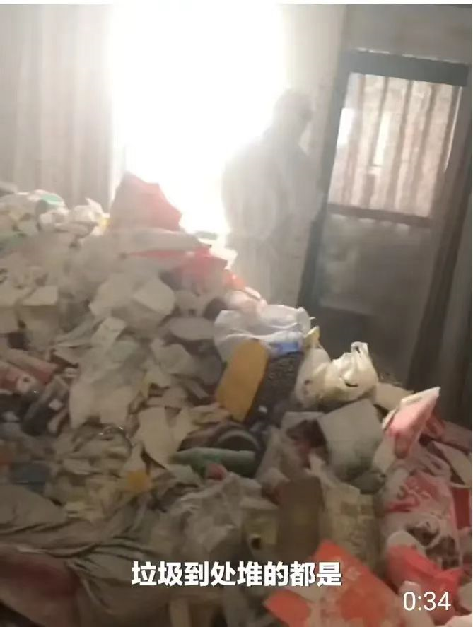 太邋遢,年轻女孩租房2年未扔垃圾,房东请人清理出27桶多垃圾休闲区蓝鸢梦想 - Www.slyday.coM 太邋遢,年轻女孩租房2年未扔垃圾,房东请人清理出27桶多垃圾休闲区蓝鸢梦想 - Www.slyday.coM