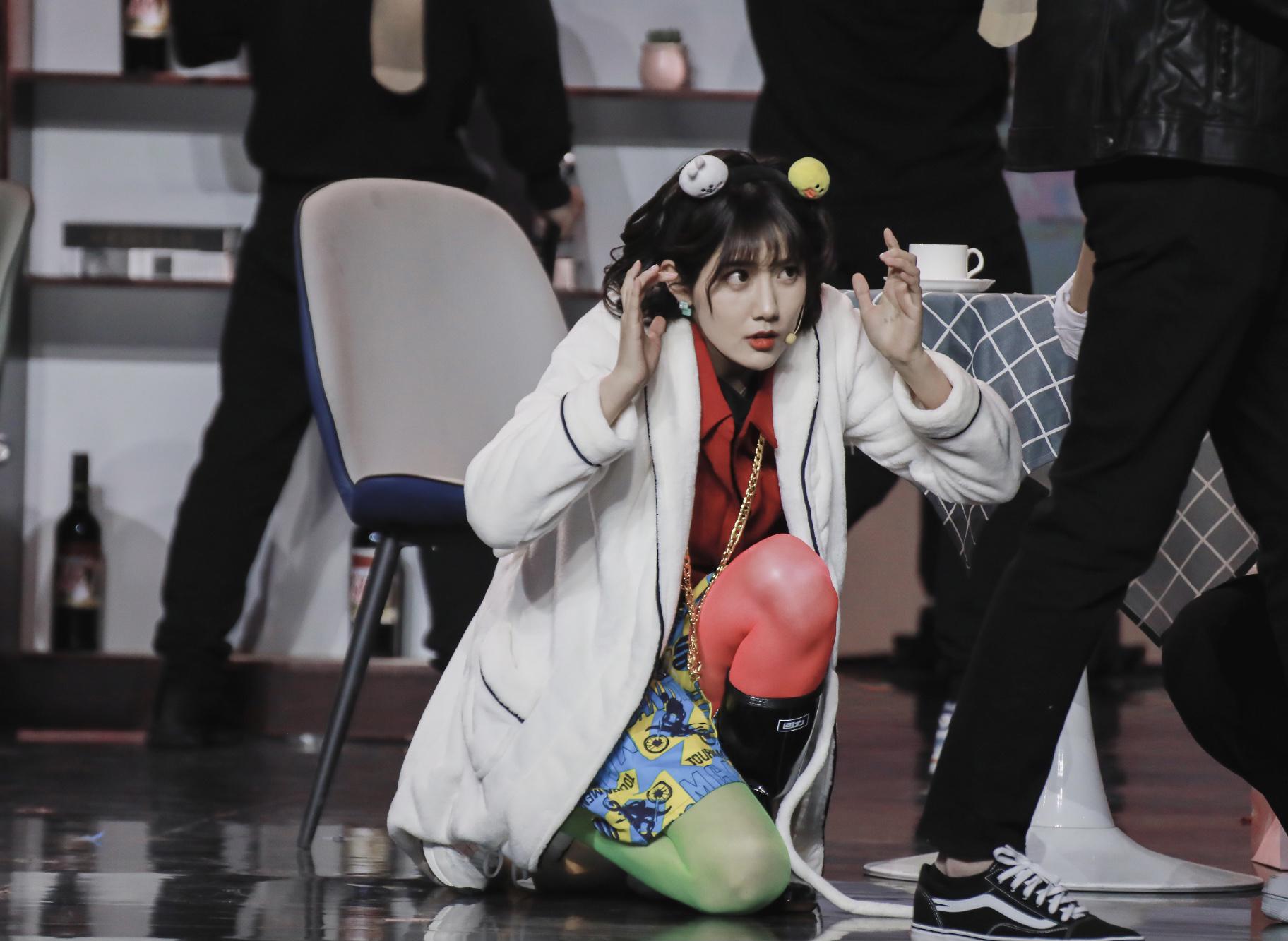 李艺彤成《欢乐喜剧人》亮点?穿搭追求个性ab款,喜剧天赋过人