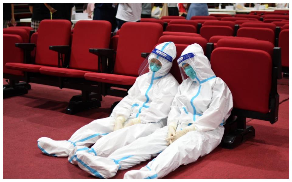 一名19岁大学生确诊近2万师生不得离校核酸检测现场画面曝光