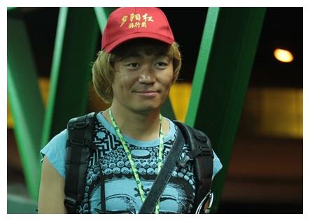 五四青年节王宝强晒青春旧照发表8个字