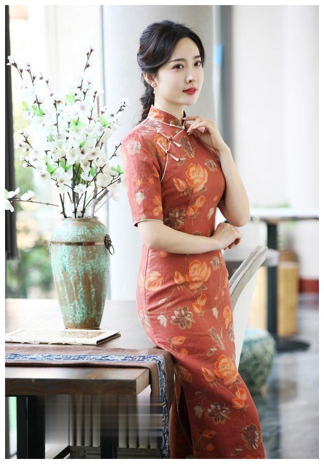 而喜欢清新甜美风的mm,就可以选择棉麻材质的旗袍,想要凸显女人味