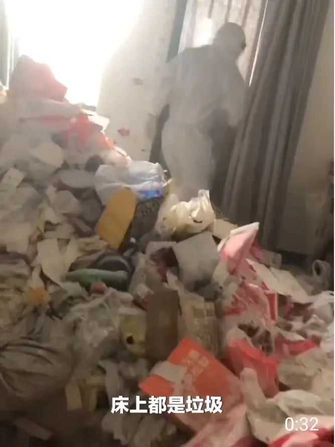 太邋遢,年轻女孩租房2年未扔垃圾,房东请人清理出27桶多垃圾休闲区蓝鸢梦想 - Www.slyday.coM 太邋遢,年轻女孩租房2年未扔垃圾,房东请人清理出27桶多垃圾休闲区蓝鸢梦想 - Www.slyday.coM