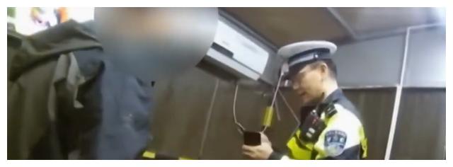 大巴司机开车玩手机被举报，面对交警竟谎称：在看导航休闲区蓝鸢梦想 - Www.slyday.coM