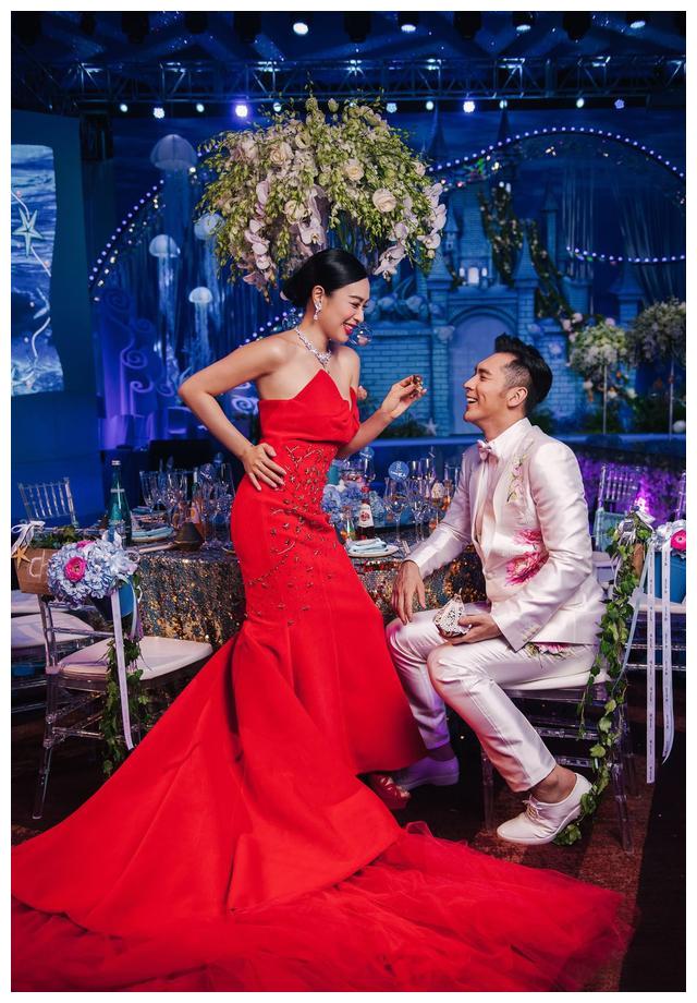女星婚礼的红色敬酒服,刘诗诗端庄优雅,钟丽缇美艳动人