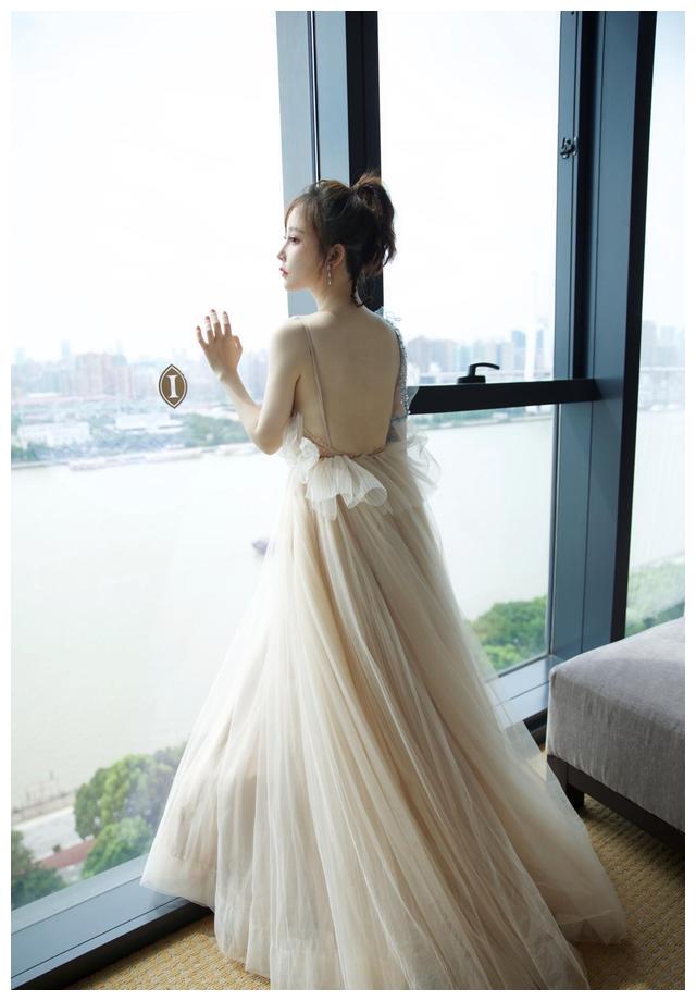 冯提莫红毯造型惊艳四座,一览无遗就差喷鼻血,不拔火罐可惜了