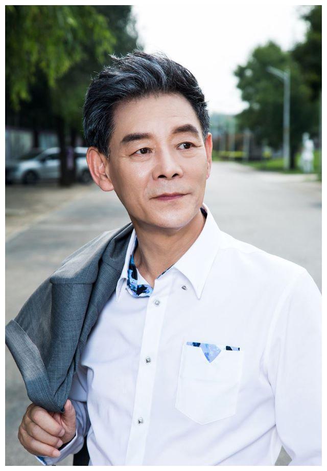 北京最壕的老戏骨,从小拿金条搭积木,如今住300平上亿四合院