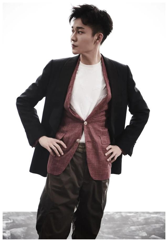 演反派也能遗传刘怡潼穿黑西装的样子与老爸太像了吧