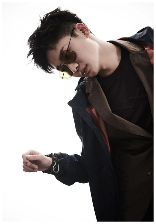 演反派也能遗传刘怡潼穿黑西装的样子与老爸太像了吧