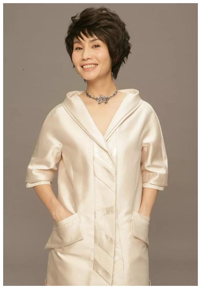 59岁央视主播徐俐晒近照二婚嫁名编辑曾离婚独自抚养儿子