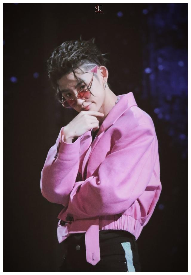 甜酷boy王琳凯粉西装配心碎项链,背头发型粉色鬓角超吸睛