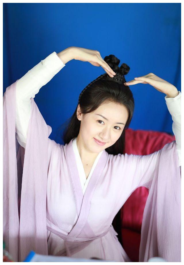 袁冰妍穿紫色纱幔俏皮灵动 片场花絮曝光花式比心宠粉