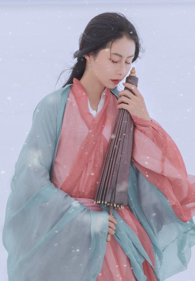 相传鄂君子皙泛舟河中,打桨的越女爱慕他,用越语唱了一首歌,鄂君请人