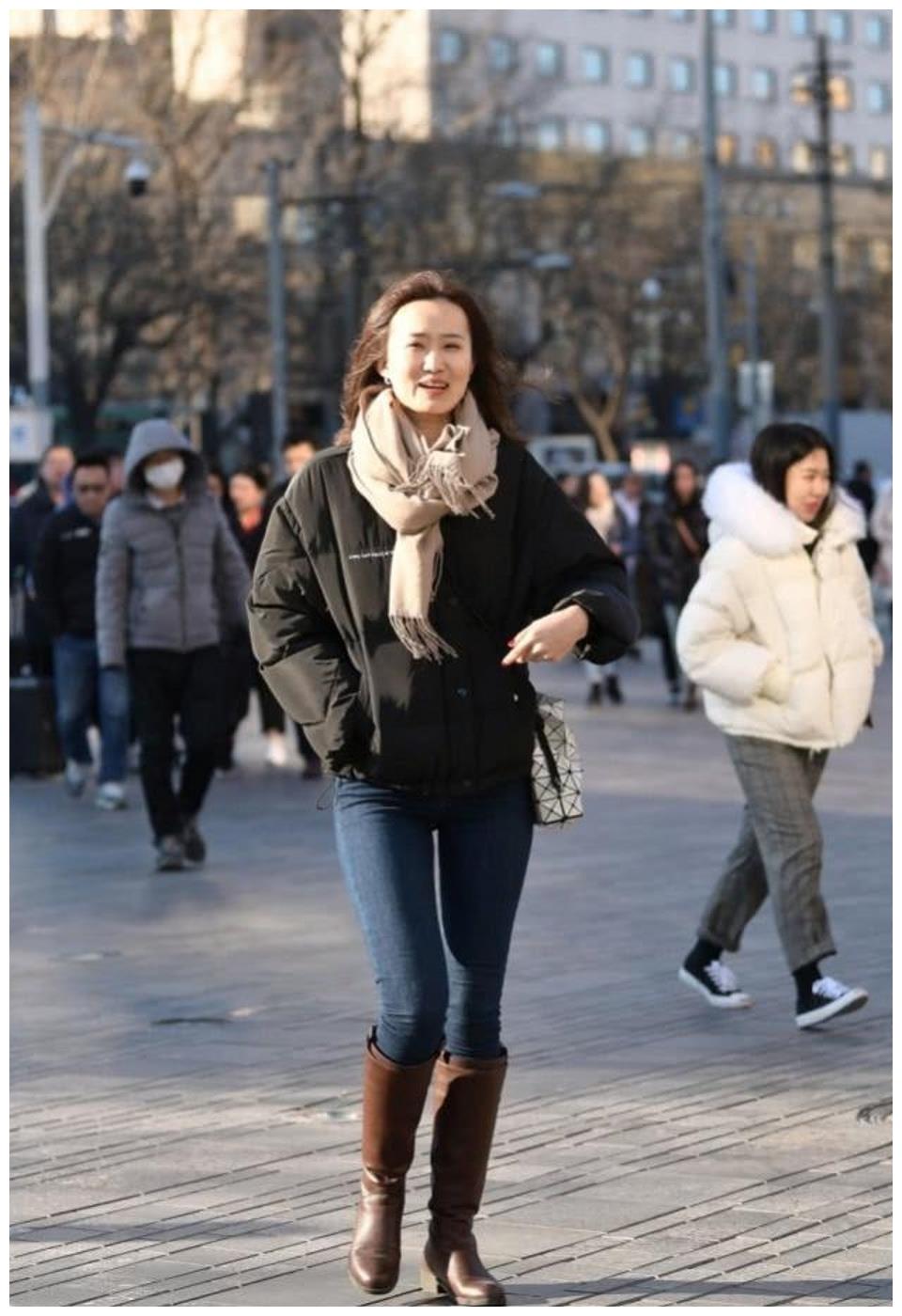 气质温婉的时尚辣妈,羽绒服搭配帅气的牛仔裤靴子,衬托出美女优美的