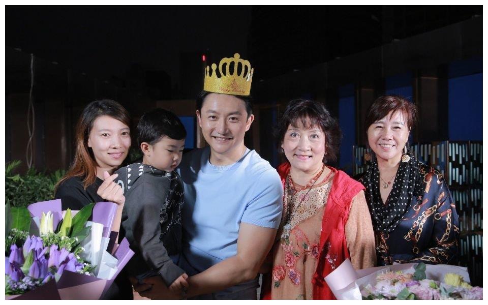 涂松岩妈妈靠在涂松岩肩膀上的样子好温馨,有这么优秀的儿子,妈妈应该