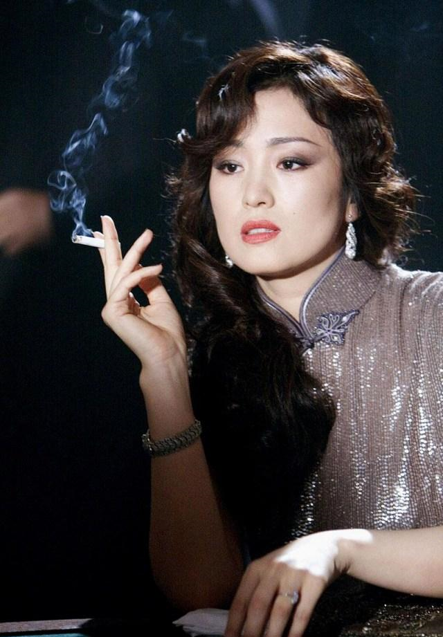 看了穿白色斗篷裙的巩俐才明白什么是真正的女王范