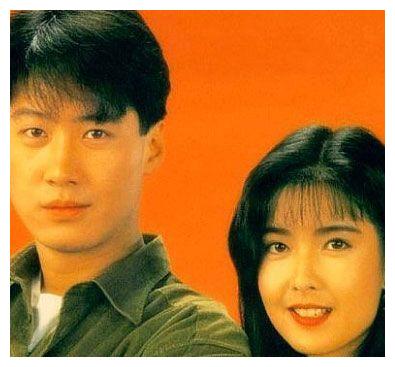 周慧敏是香港那个时代的清纯女星而黎明是那个年代的白马王子