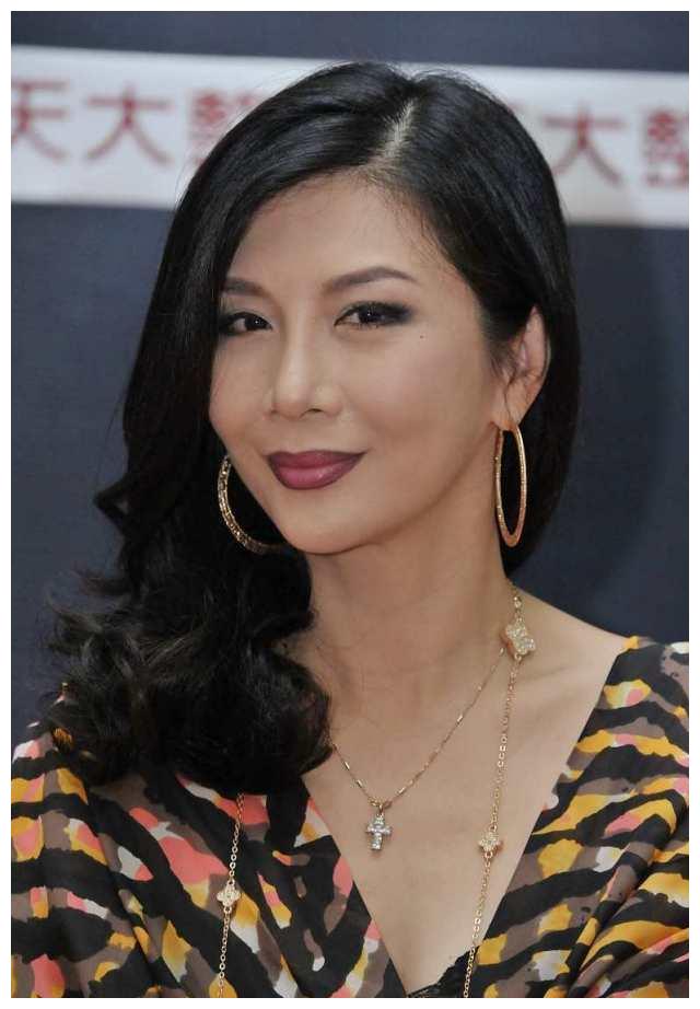 吴家丽:"坏女人"专业户,与刘德华是同学,搭档偶像周润发走红