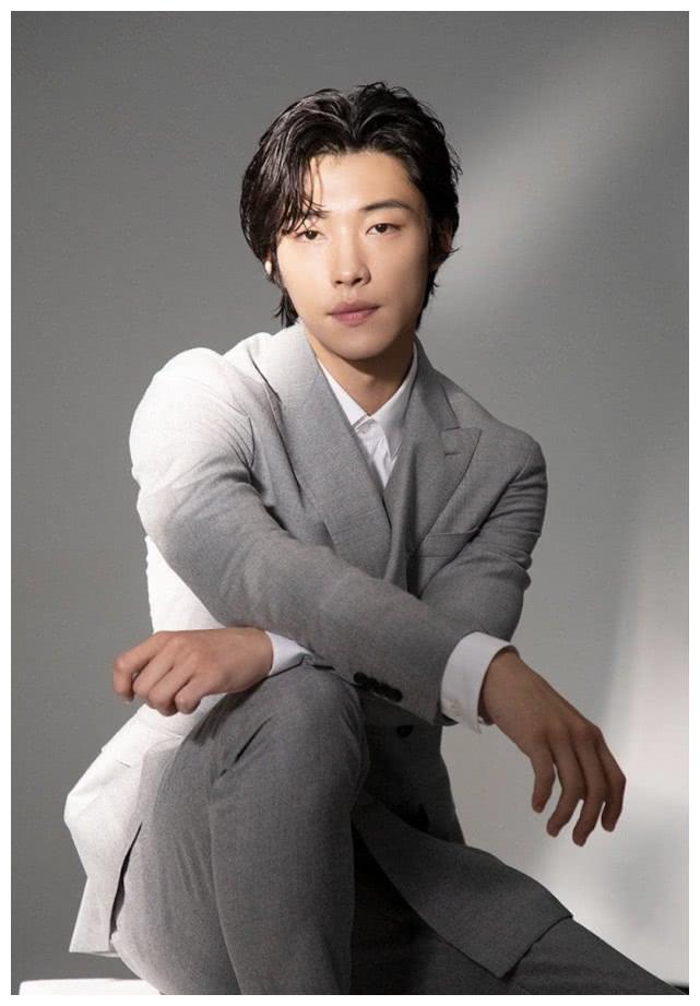 《永远的君主》男二禹棹奂,戏外穿搭气场两米八,长发太man