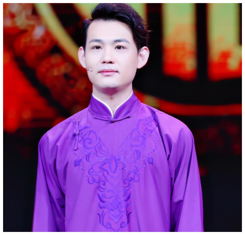 老东家就是青曲社,只不过后来和自己的搭档卢鑫参加节目,名声大噪