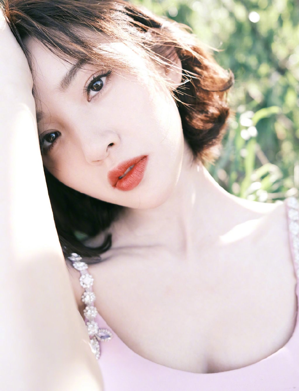 唐艺昕夏日清新写真来袭～身穿香芋紫色碎钻吊带搭配黑色马丁靴