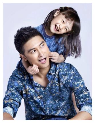 叶一茜晒照为老公庆生,田亮穿绿衣吃绿面,连蛋糕都是绿色引争议