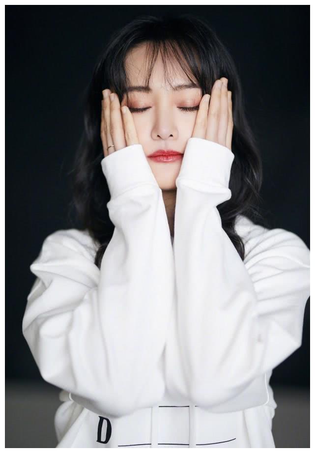 郑爽也网红脸了卷发近照大变样中指戒指格外抢镜