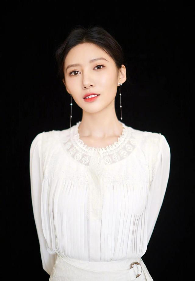 吴优温婉自信娇柔可人