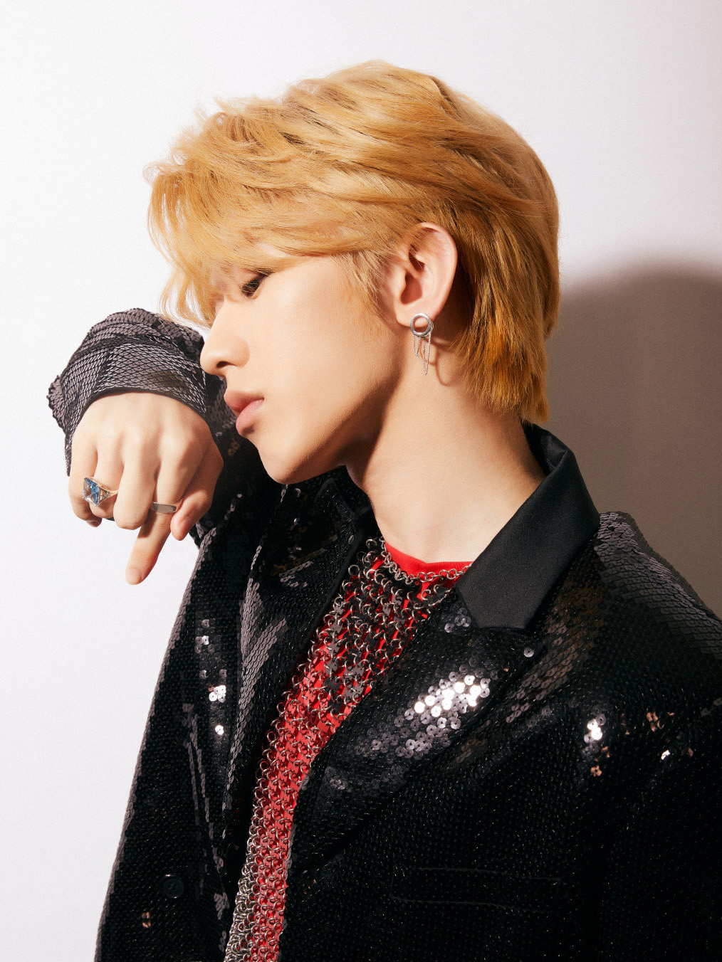 蔡徐坤新造型上线,搭配亮片西装,金发超抢镜!_高清图集_新浪网