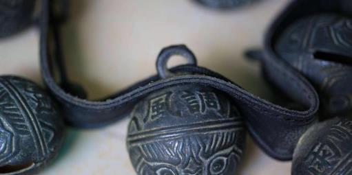 最后一种让人脸红的东西名叫银托子,它是女方嫁妆,却是给新婚丈夫用的