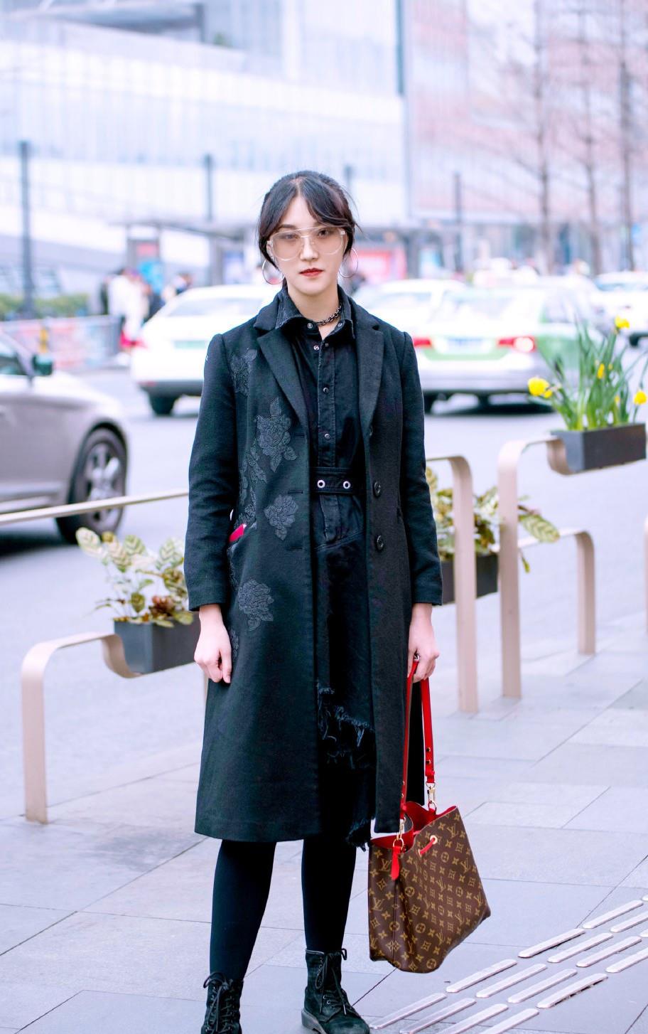 时尚小姐姐穿着简约的外套搭配服饰,百搭不挑人仍然很有时尚气息