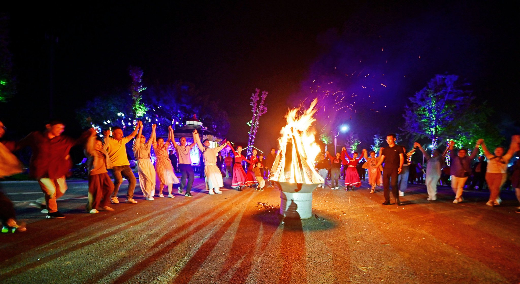 国庆假期烧烤篝火舞蹈篝火晚会渚友江南狂欢之夜