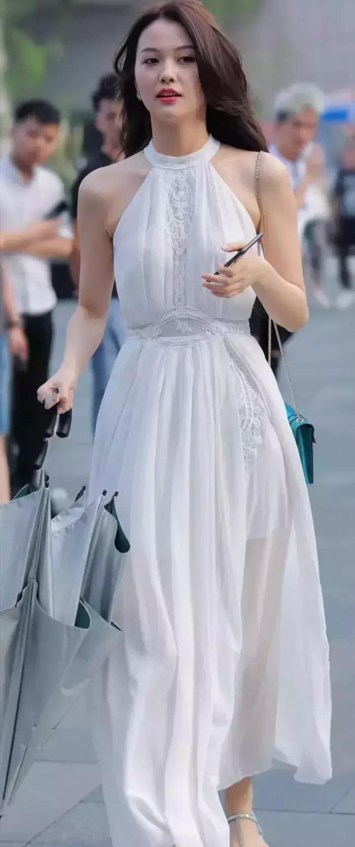 穿着白色连衣裙的美女温婉动人,如画中仙女一般