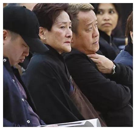 2017年2月份,香港资深艺人鲁芬去世,曾志伟和朱锡珍就以夫妻身份同框