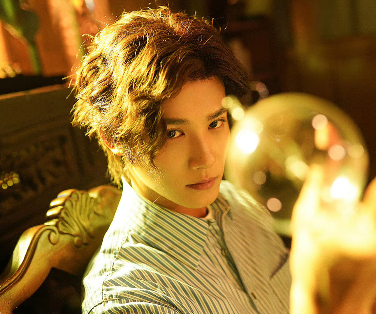 卷发是男明星千篇一律发型里的惊喜