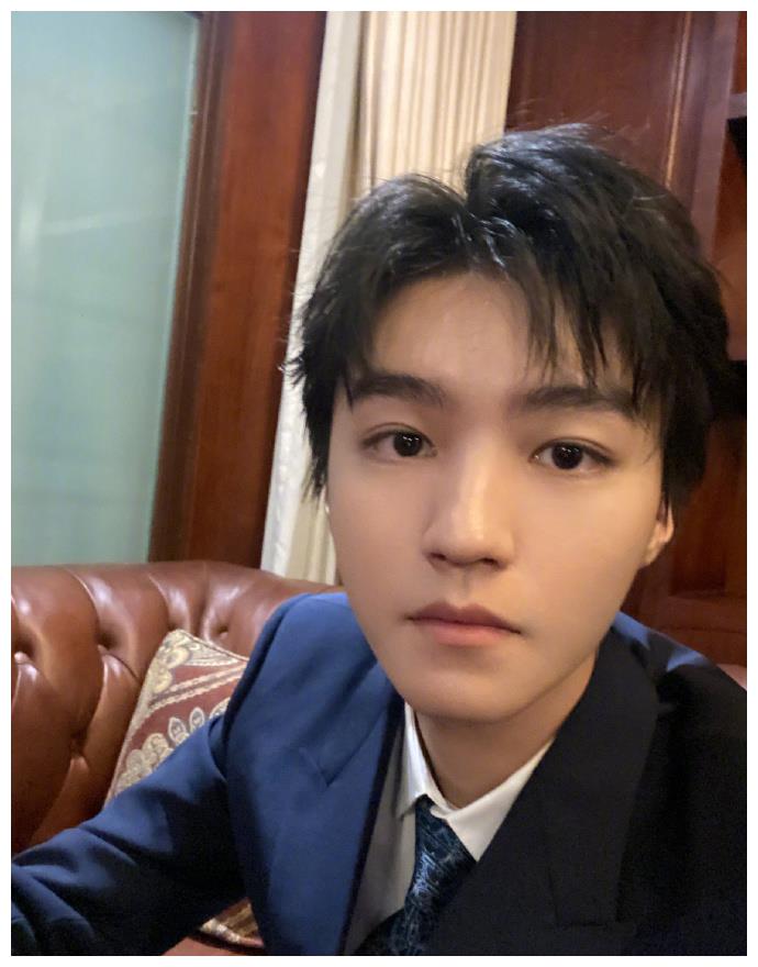 王俊凯发微博晒怼脸自拍,照片中,王俊凯一身蓝色西装搭配三七分头发