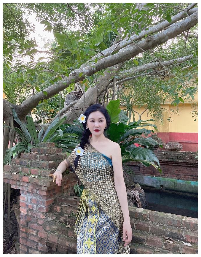 富太太的54岁陈冰妈妈近照似少女丈夫身价几十亿就是不一样