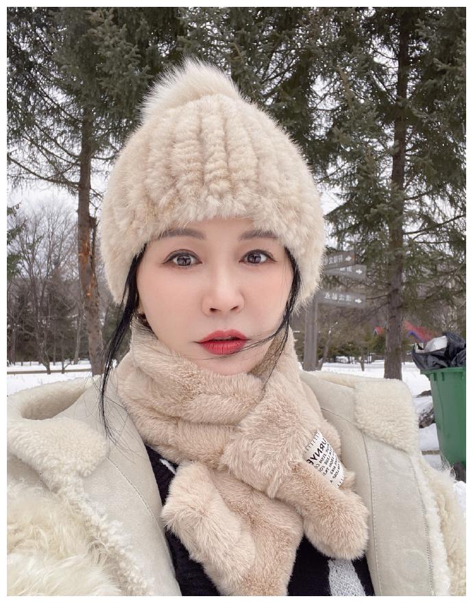 富太太的54岁陈冰妈妈近照似少女丈夫身价几十亿就是不一样