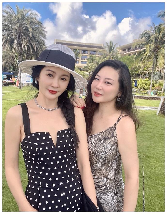 富太太的54岁陈冰妈妈近照似少女丈夫身价几十亿就是不一样