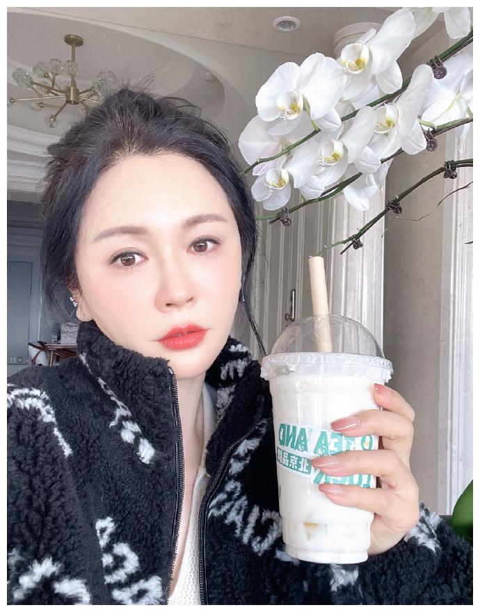 富太太的54岁陈冰妈妈近照似少女丈夫身价几十亿就是不一样