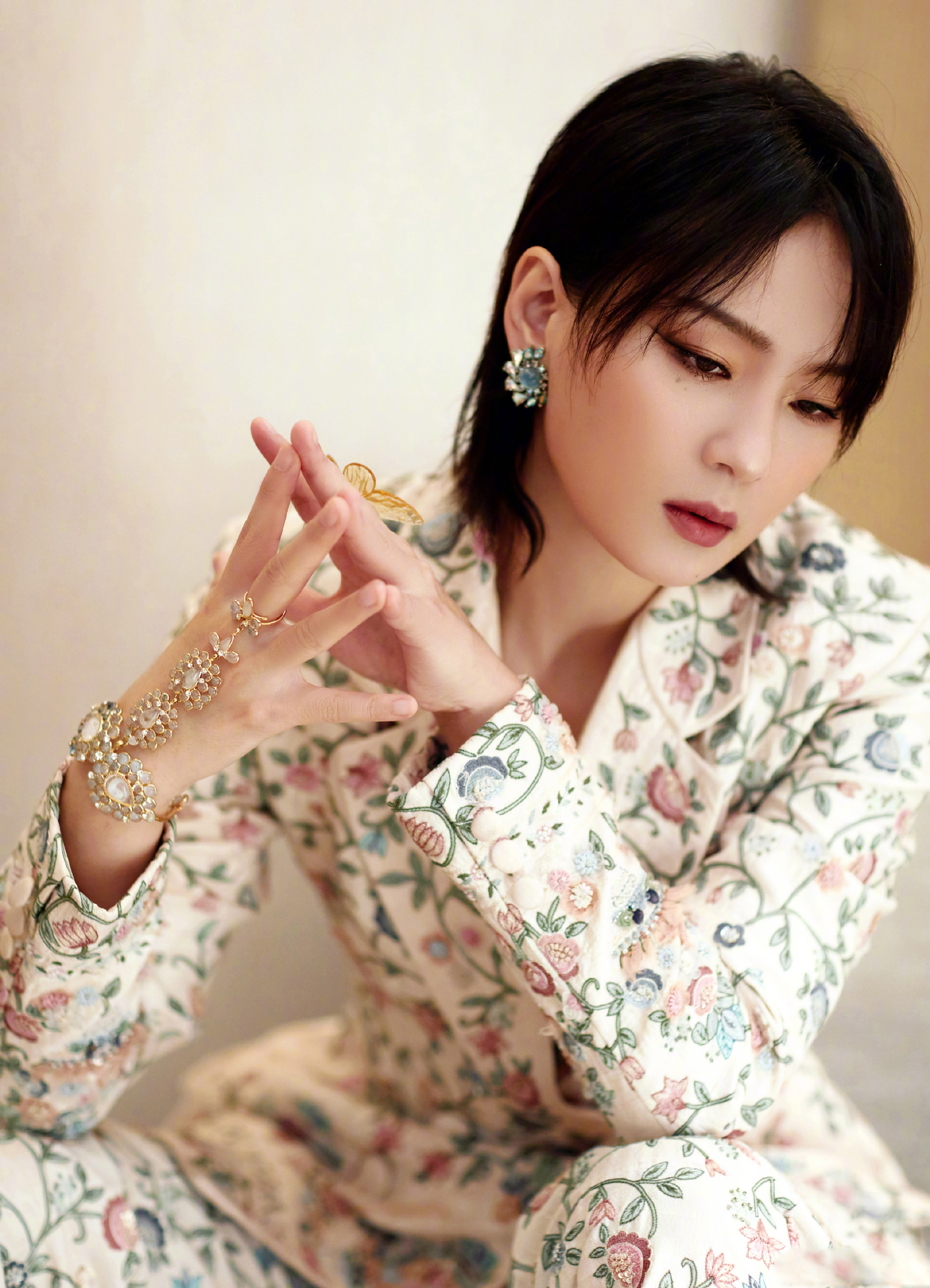 周笔畅身着白色花卉套装搭配蝴蝶戒指,呈现《如燕》舞台