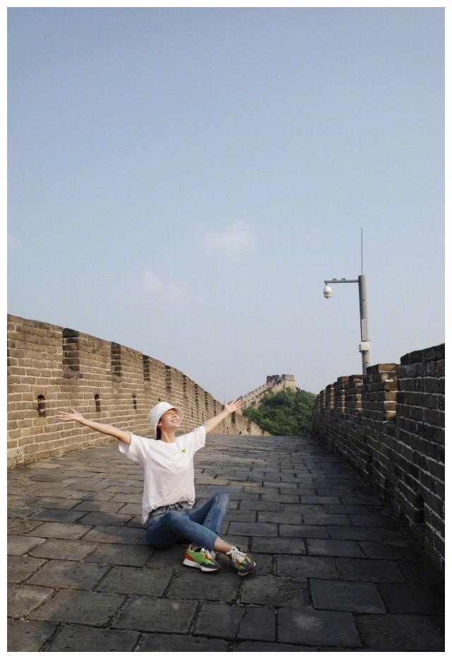 游客小白打卡!李沁白衣配牛仔裤清爽阳光乐游长城